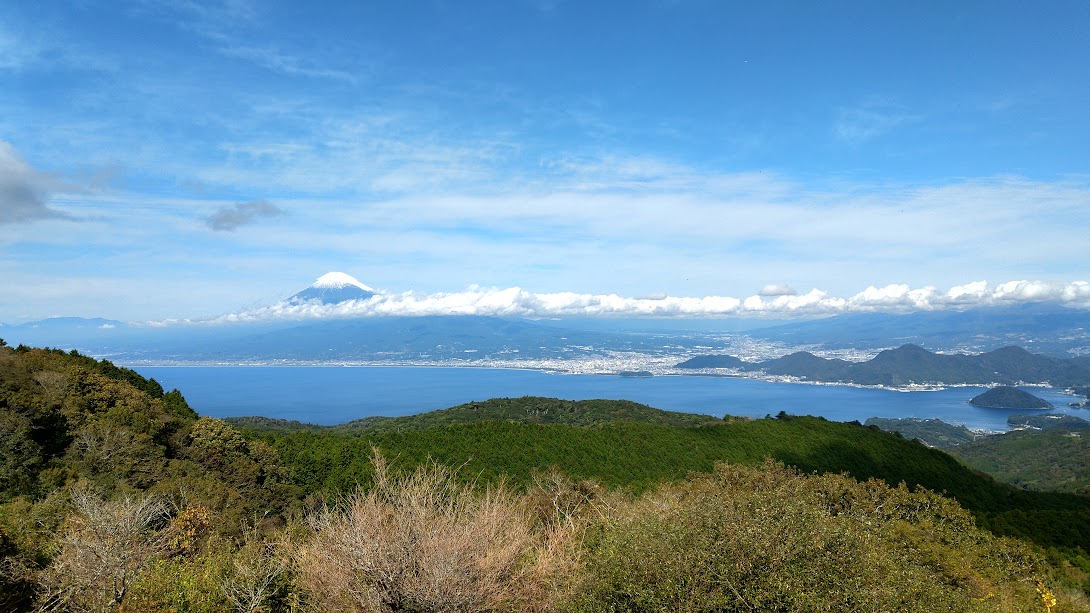 富士山と駿河湾を望む西伊豆方面の景色