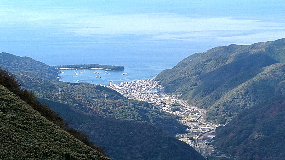 西伊豆スカイライン方面から見える山と海の景色